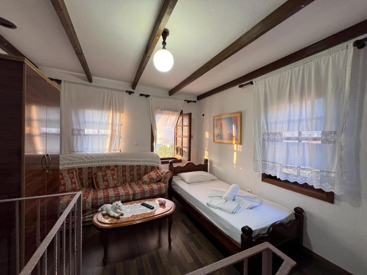 Pjetri House Hotel Berat Exterior photo